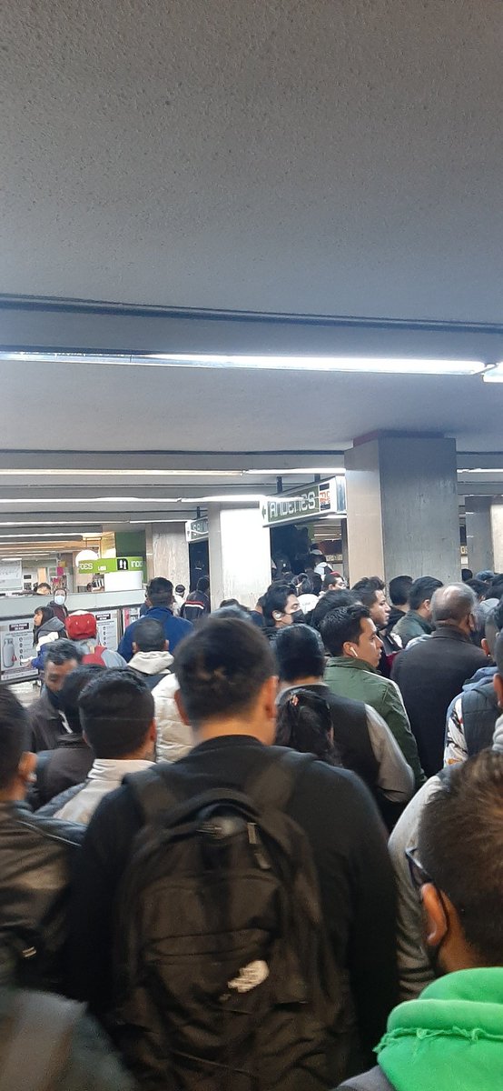 Mario_MR1403's tweet photo. @MetroCDMX Y así indios verdes 8:24 https://t.co/3pqMcVmtax