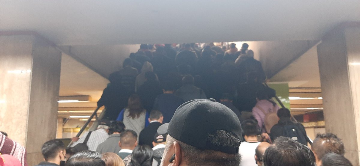 Mario_MR1403's tweet photo. @MetroCDMX Y así indios verdes 8:24 https://t.co/3pqMcVmtax