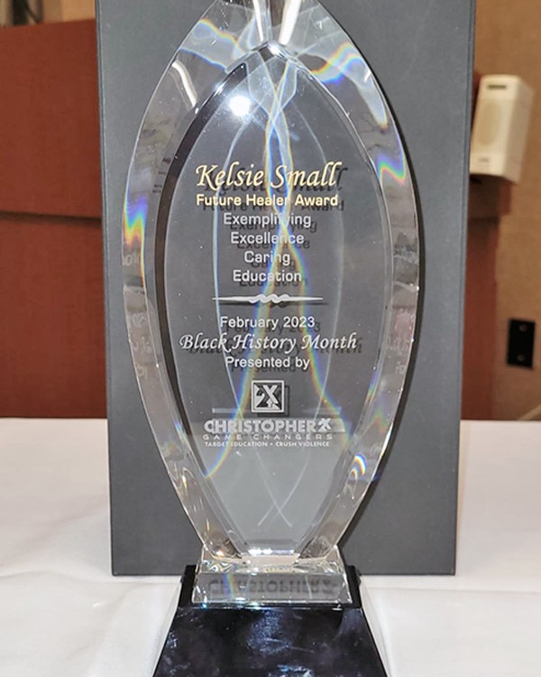 2xGameChangers's tweet photo. We had the honor of presenting this beautiful award to a compassionate and skilled healthcare worker this week. This award is in remembrance of Kelsie Small, a 19 year old Northern Kentucky nursing student who lost her life to gun violence in May 2020. #2XGameChangers https://t.co/3iXa0k90Yw