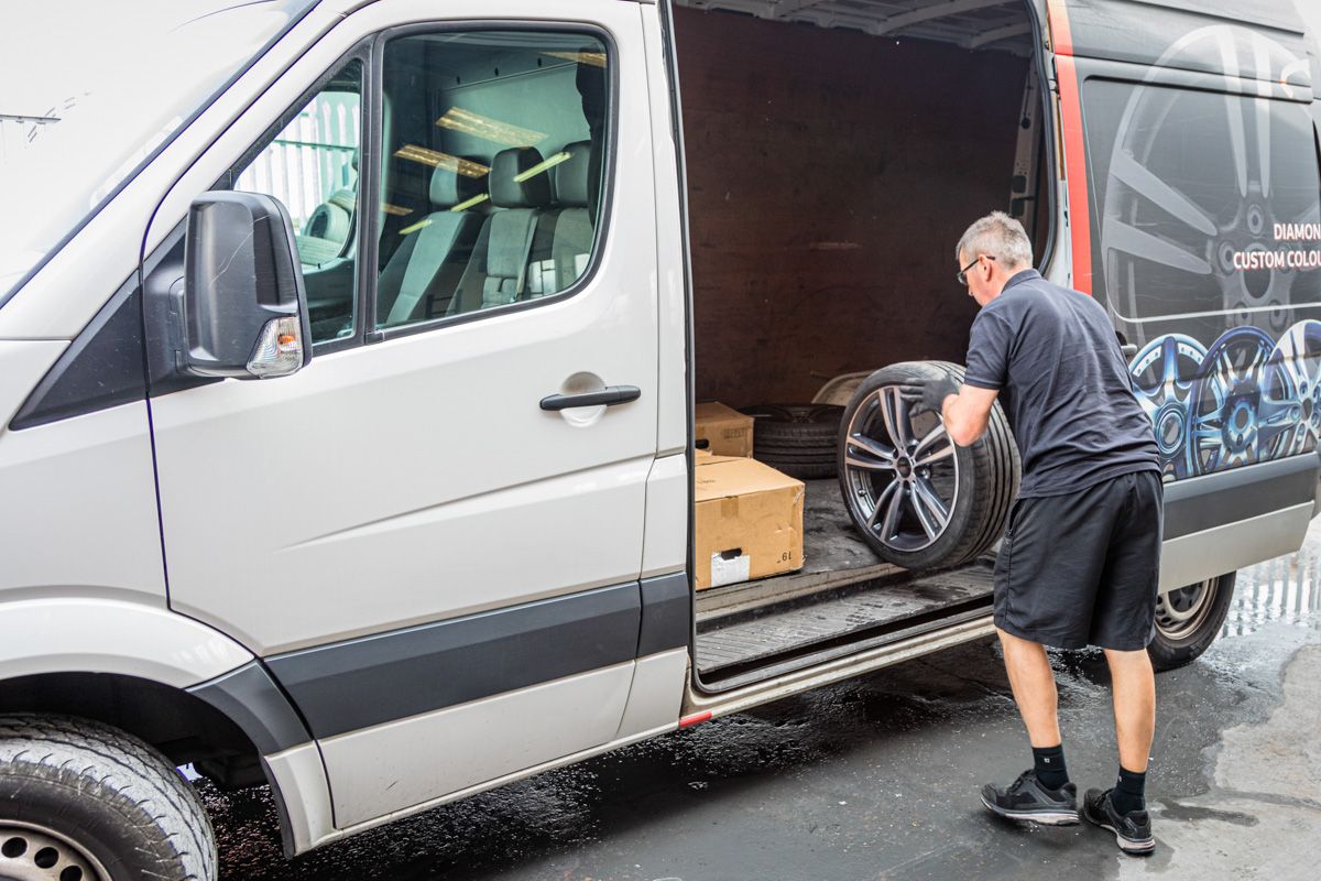 prem_wheels_rep's tweet photo. We offer a free collection and delivery service for loose wheels to all our trade customers in our catchment area. Alternatively, we are able to store cars at our insured, secure facility in Redhill, Surrey while the wheels are being refurbished. https://t.co/4rnXDP4ejL