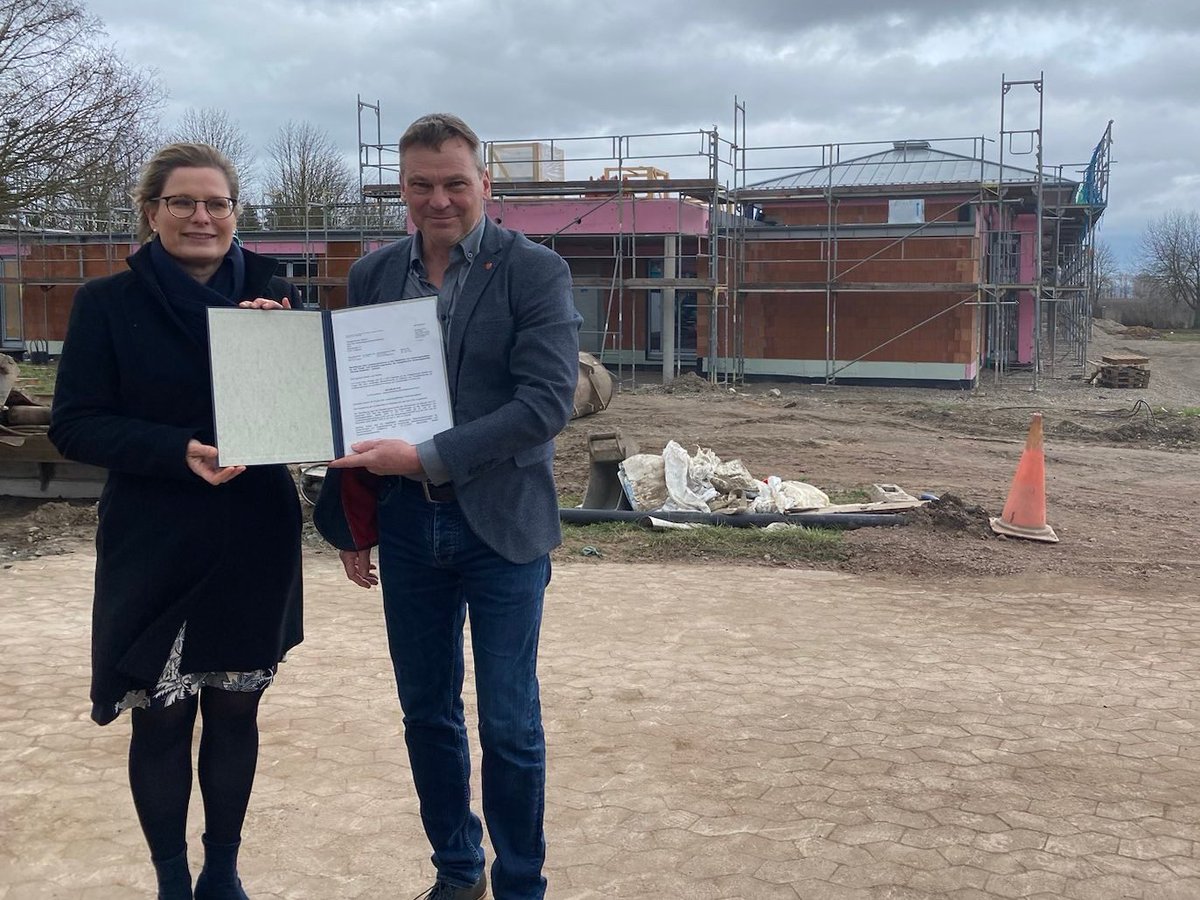 Bildung_RLP's tweet photo. Noch steht ein Rohbau, doch bald wird fröhlicher Kinderlärm die neue #Kita in #Alsheim füllen. Bildungsministerin Dr. Stefanie #Hubig übergab einen Zuschuss zu den Investitionskosten in Höhe von 450.000 Euro an Ortsbürgermeister Robert #Kolig.💪
Zur PM👇: https://t.co/9YjyaRgqHA https://t.co/0PaimTBW1g
