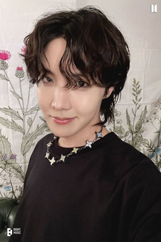 maoj7890's tweet photo. Feliz Cumpleaños Jhope!! Hobi espero que puedas seguir triunfando en lo que te propongas y deseo también que  esa sonrisa y alegría hermosa nunca se apague. 💜🥹Te amamos sol!

#HappyJhopeDay
#HappyBirthdayJhope
#JhopeAllRounderDay
#JhopeLetsGoForMORE
#OurLightAndSmileJhope https://t.co/mGepnhGxiu