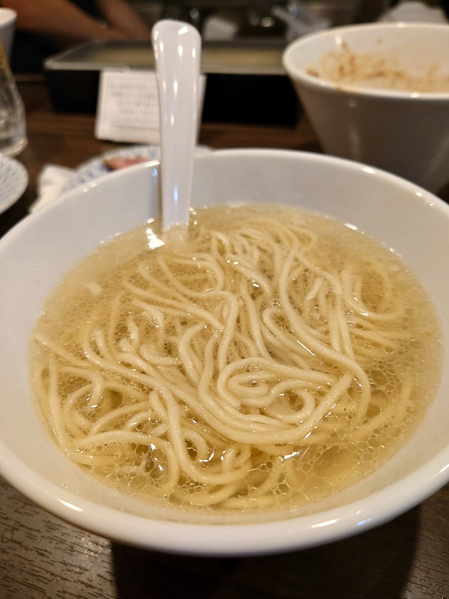 goodness_days's tweet photo. 今宵は、行きつけ
らー麺屋さん夜営業。
居酒屋マニッシュ@神田西口
つまみひとり3,000円と　
聞いてたけどボリュームが
ありすぎ。
最初は撮れたけどあとは
旨すぎでがっつり食べて
撮り忘れ。
〆のらー麺は、撮りました。
バッツん細麺でスープが
やば旨！
恐るべし！ https://t.co/Oq2ZaayND8