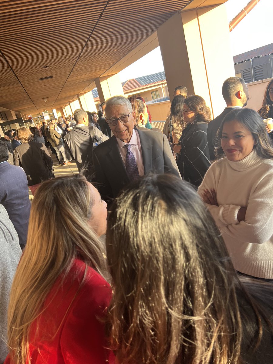 melody__estrada's tweet photo. With the legend himself ❤️
Prof. Jerry I. Porras 

Family reunion: @TiqChapa108 @StanfordLatino @iliana_gperez https://t.co/6QvwJgUnC1