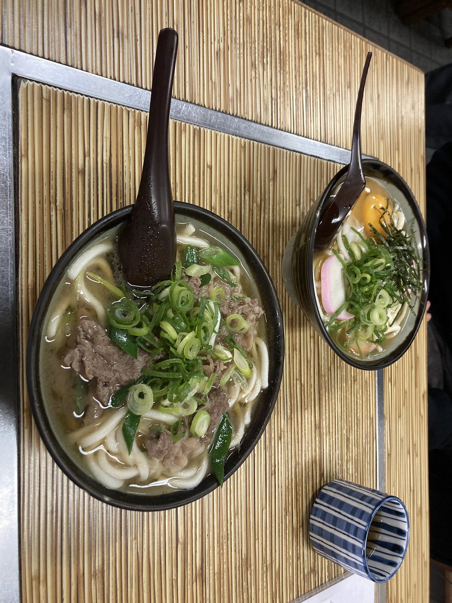 ad77boc's tweet photo. きつねうどん頼んだら、店員のおばちゃんに「間違えたから肉うどん食べてくれへん？」って言われて肉うどんになった。 https://t.co/cq7u5zzFym