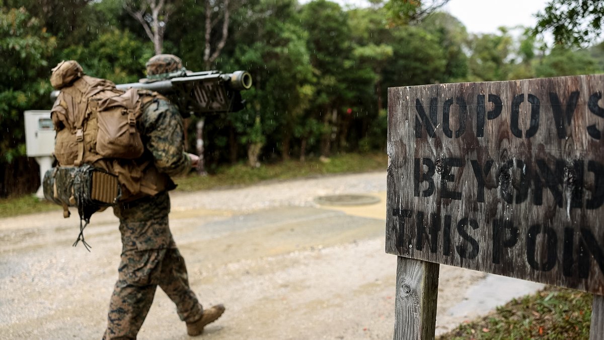 USMC's tweet photo. #Marines assigned to @3d_Marine_Div conduct an air insertion during Jungle Warfare Exercise (JWX) 23 in Okinawa, Japan, Feb. 14. 

#JWX23 is a field training exercise focused on leveraging the integrated capabilities of joint and allied partners.

#USMC #AlliesAndPartners https://t.co/XdleV8NVRh