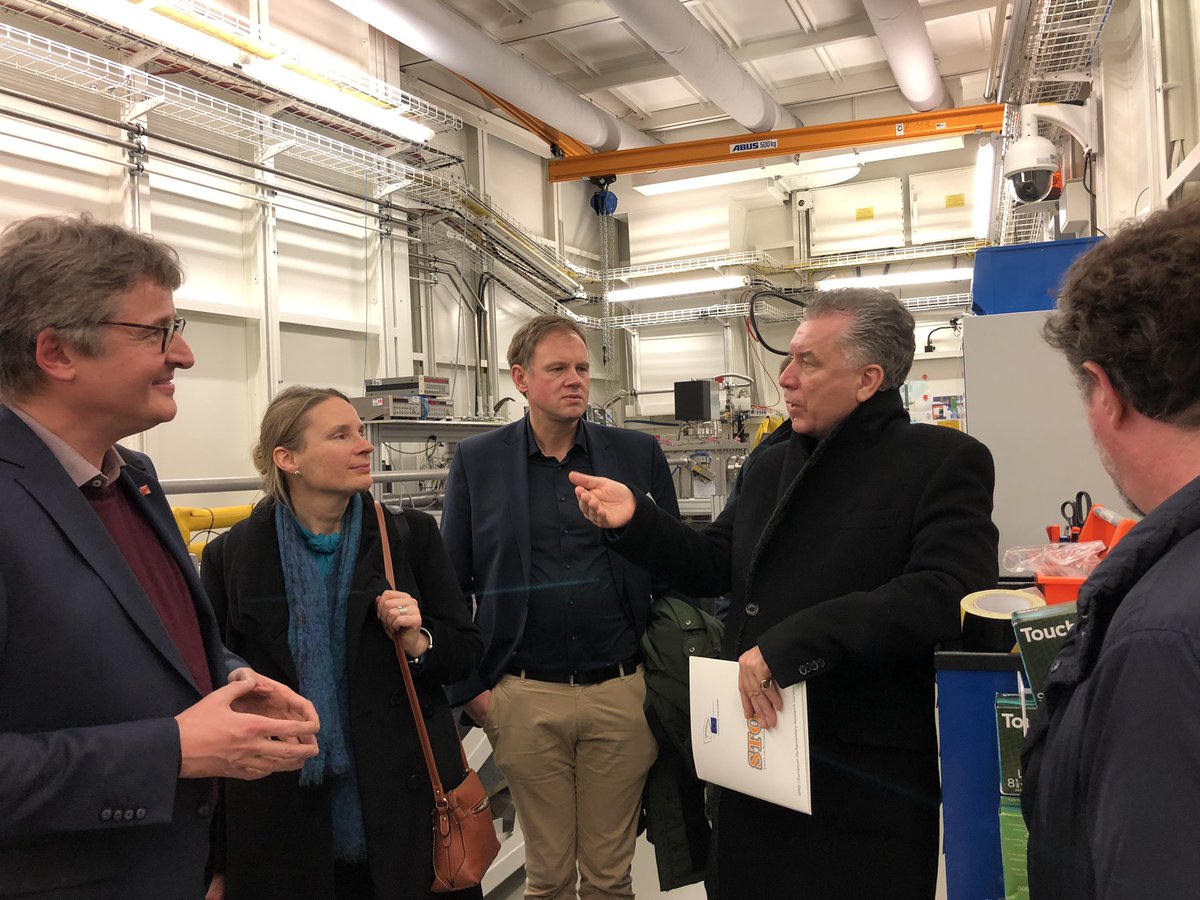 desynews's tweet photo. Honoured today to welcome on campus Christian Ehler and @IvoHristovMEP, Chair and Vice Chair of the @EP_ScienceTech panel of the @EuropeanParl. With @unihh President @haukeren we showed a glimpse of top research in Hamburg, such as in #PETRA3, and an intro to the future #PETRA4. https://t.co/lNPkggyU6L