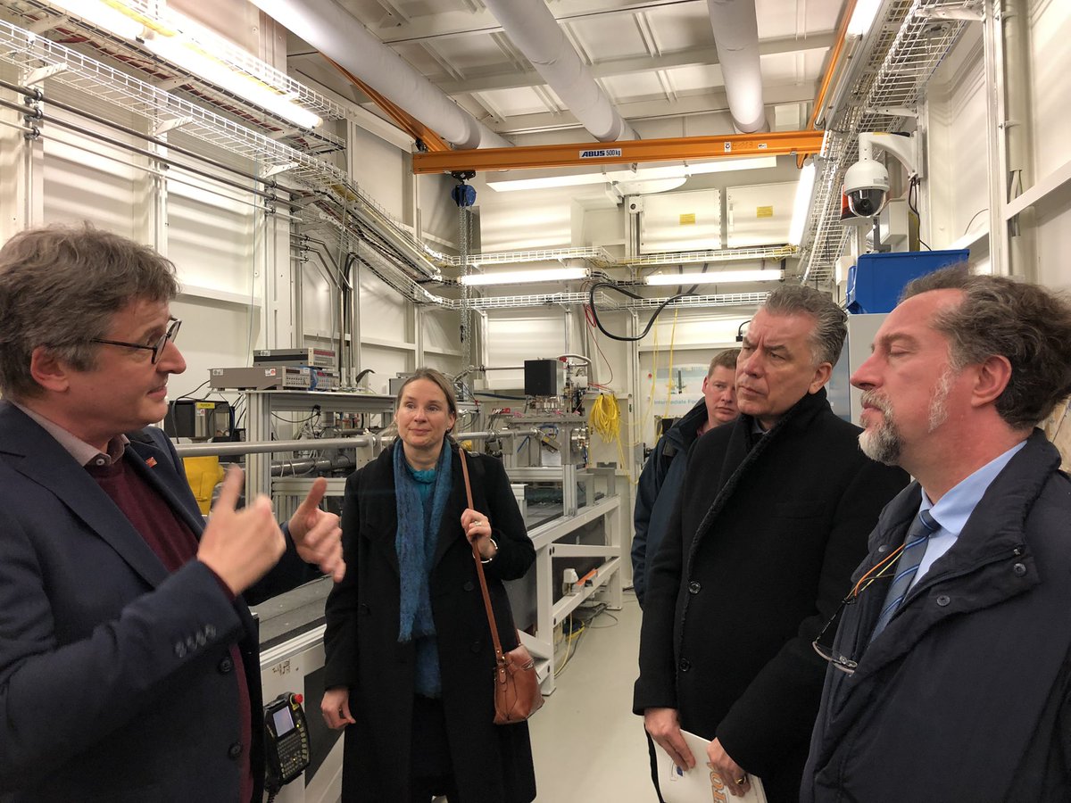 desynews's tweet photo. Honoured today to welcome on campus Christian Ehler and @IvoHristovMEP, Chair and Vice Chair of the @EP_ScienceTech panel of the @EuropeanParl. With @unihh President @haukeren we showed a glimpse of top research in Hamburg, such as in #PETRA3, and an intro to the future #PETRA4. https://t.co/lNPkggyU6L
