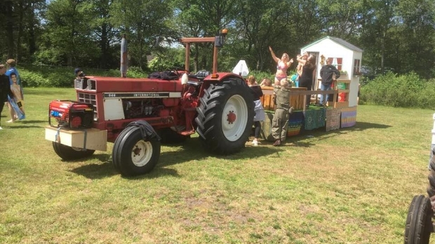 Verzekeringseisen zijn de doodsteek voor de #optocht met versierde wagens in #Hemrik. Hoe ziet de toekomst voor optochten in andere dorpen er nu uit? -  sa24.nl/l/26205