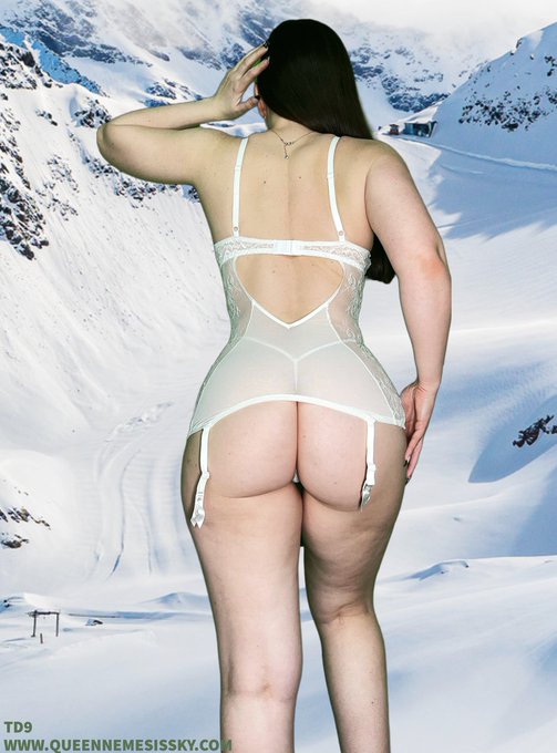 Look at my perfect body. Sculpted back, and firm round juicy booty. You will never have a woman like