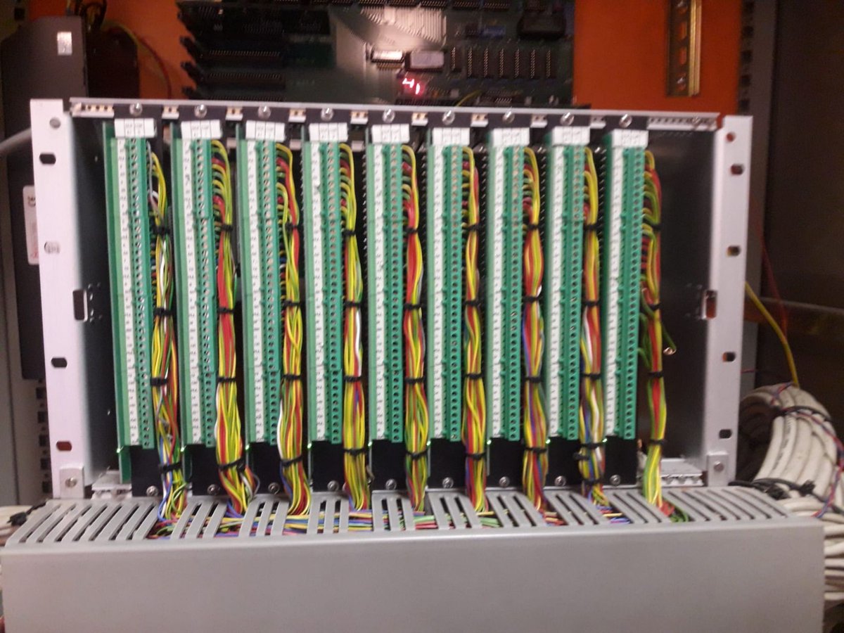 Écht vakwerk, deze computers geïnstalleerd door onze collega Marcel! Goed bedraad kan nooit kwaad. 😉 Meer weten? Bel of mail ons via +31 15 369 60 42 of info@montera.nl. #vakwerk #glastuinbouw #kwekerij #computers