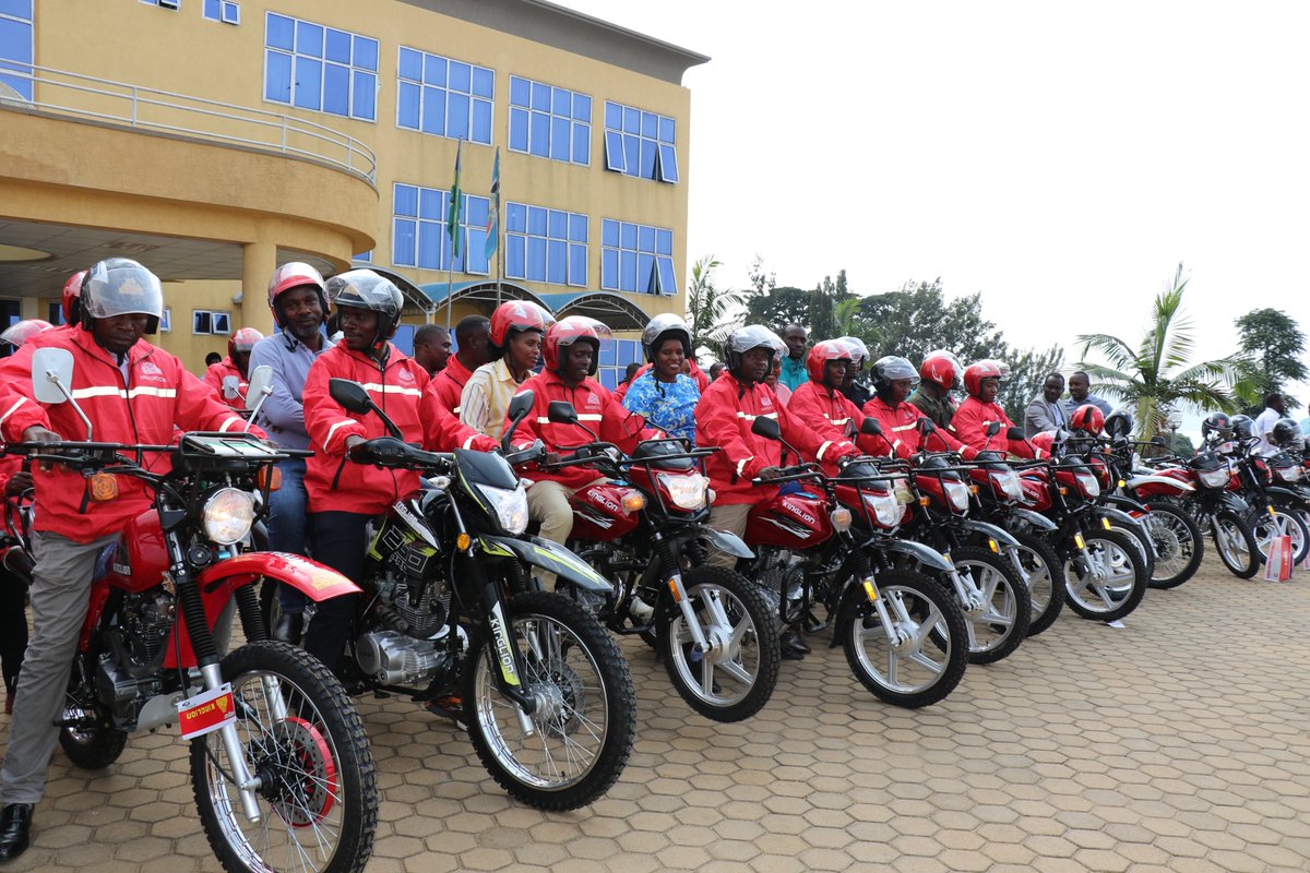 Nyamasheke's tweet photo. Abanyamabanga Nshingwabikorwa b' utugari bashyikirijwe moto zizajya zibunganira mu kuzuza inshingano zabo zirimo kurushaho kwegera umuturage no kumukemurira ibibazo ku gihe.

Ubuyobozi bw' Akarere bwabunganiye mu kubona uburyo buhoraho bwo kwishyura. https://t.co/L4S7FAMbFQ