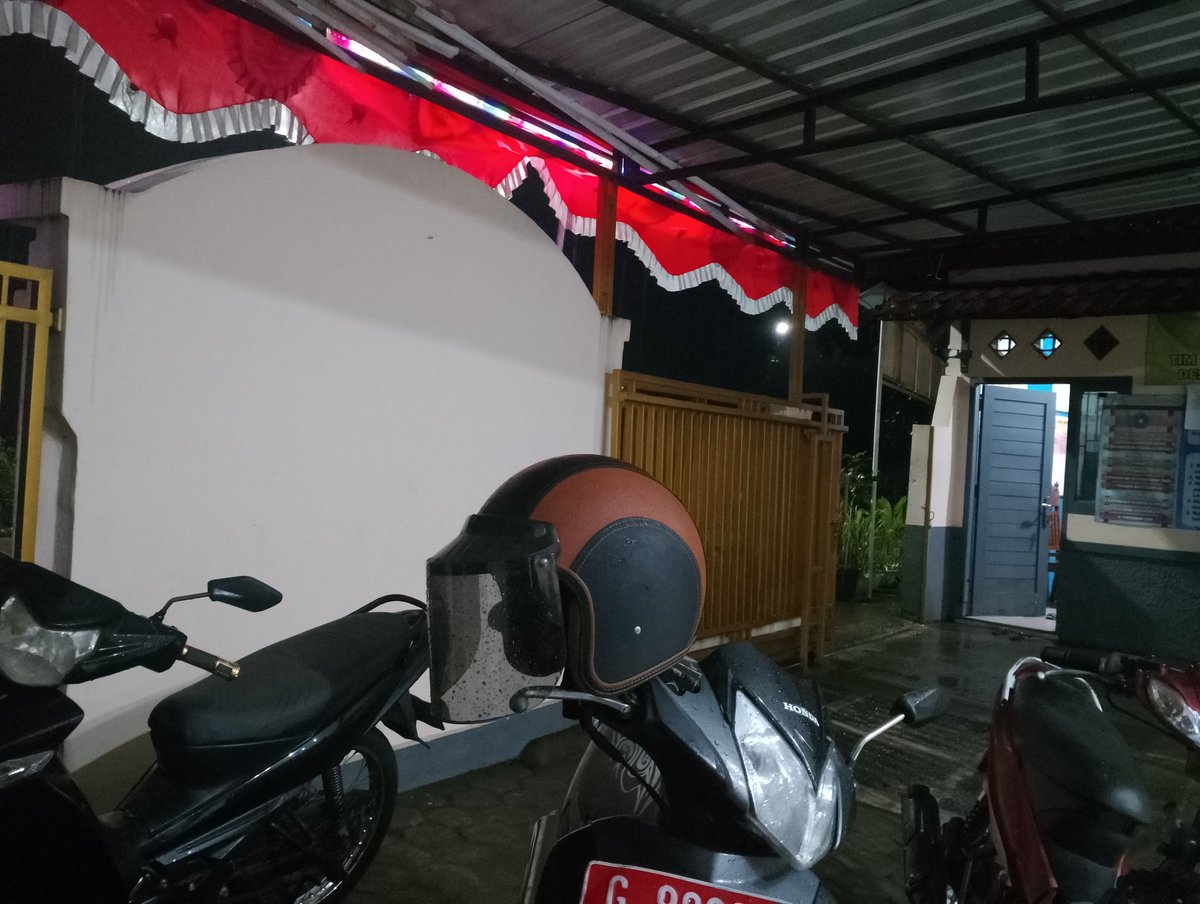 Hujan2 ngopi di balai.....

Alamat malam saudara...