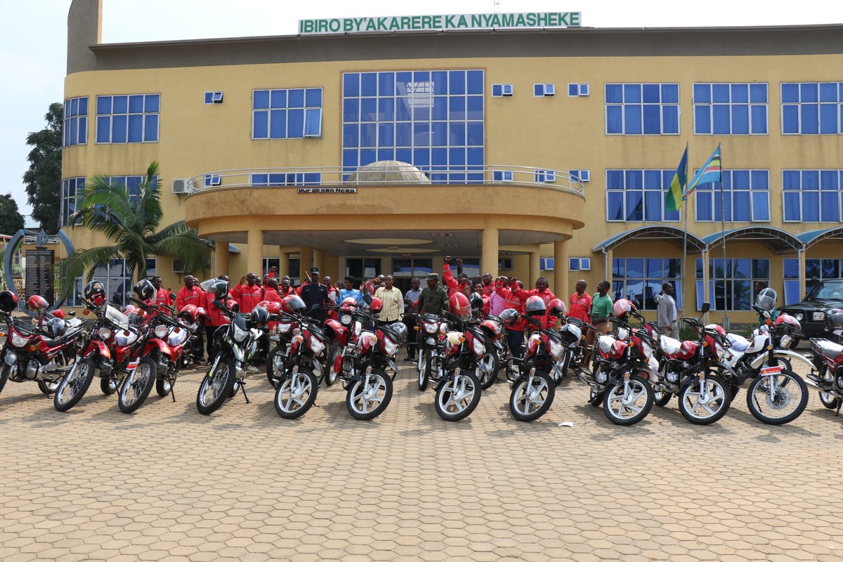 Nyamasheke's tweet photo. Abanyamabanga Nshingwabikorwa b' utugari bashyikirijwe moto zizajya zibunganira mu kuzuza inshingano zabo zirimo kurushaho kwegera umuturage no kumukemurira ibibazo ku gihe.

Ubuyobozi bw' Akarere bwabunganiye mu kubona uburyo buhoraho bwo kwishyura. https://t.co/L4S7FAMbFQ