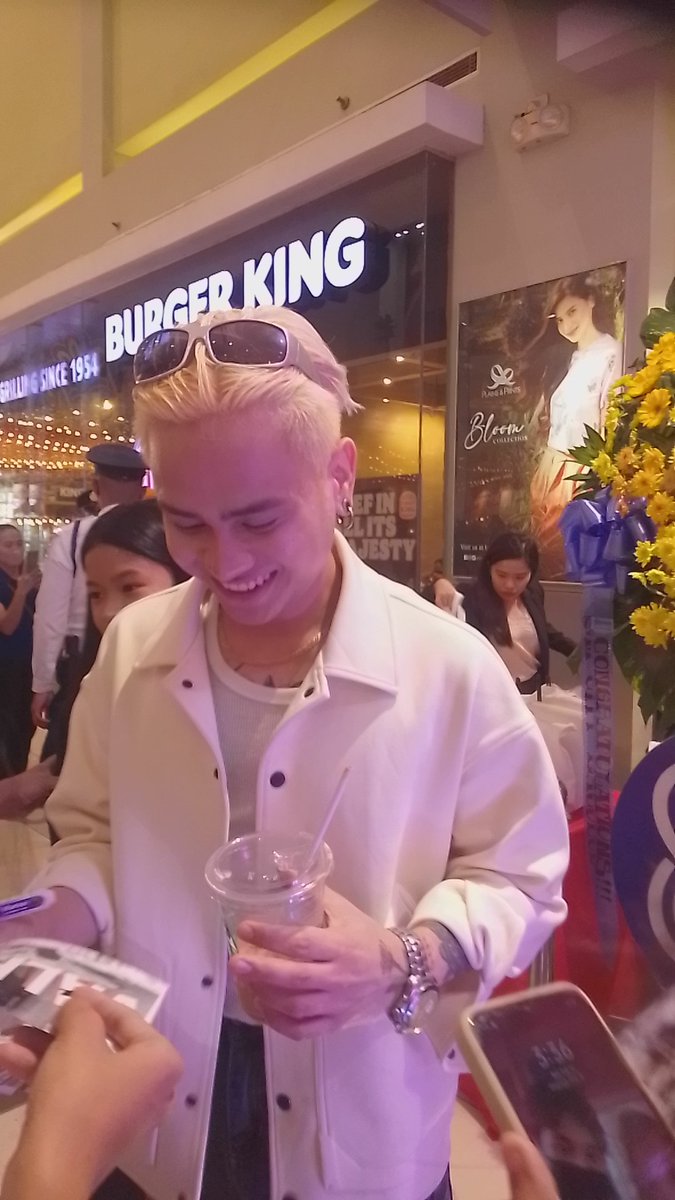 NegrosValliance's tweet photo. [ 02•12•23 ]

@Valfer_0621  at SM Bacolod City for @BotejyuPH soft opening of it's 57th store in the City of Smiles ✨

#Valfer
#Botejyu
@viva_records
@VivaArtists_ https://t.co/w8AiTcyDgK