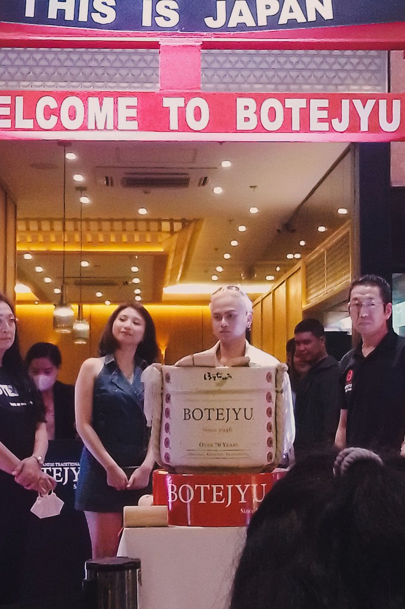 NegrosValliance's tweet photo. [ 02•12•23 ]

@Valfer_0621  at SM Bacolod City for @BotejyuPH soft opening of it's 57th store in the City of Smiles ✨

#Valfer
#Botejyu
@viva_records
@VivaArtists_ https://t.co/w8AiTcyDgK