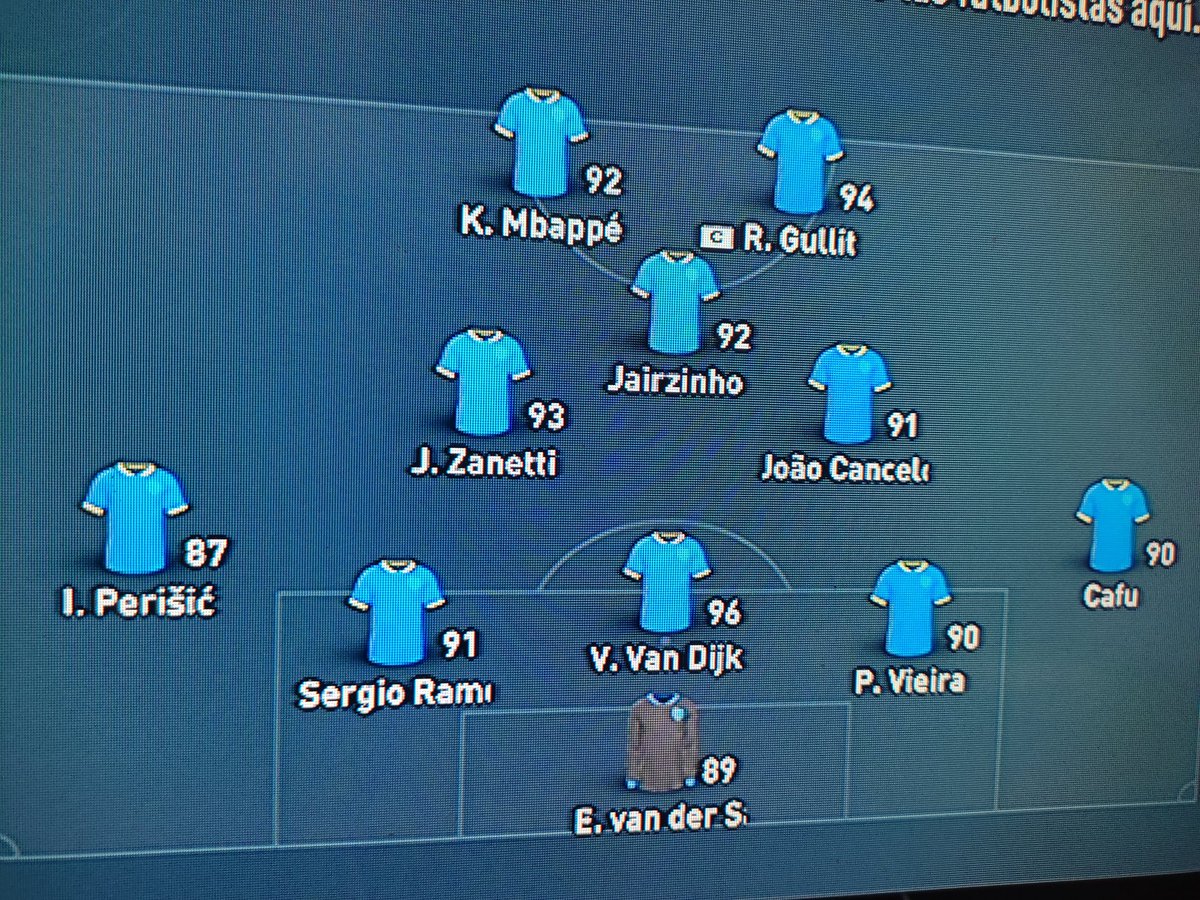 Soy_Mou_'s tweet image. Con la 5212 subí a 2da ayer y hoy empecé FC 5-0 . Me dí cuenta que el 90% en rivals juegan a especular y esconder el balón, pocos a jugar al jogo bonito. Así que me sumé 🐀🐀.