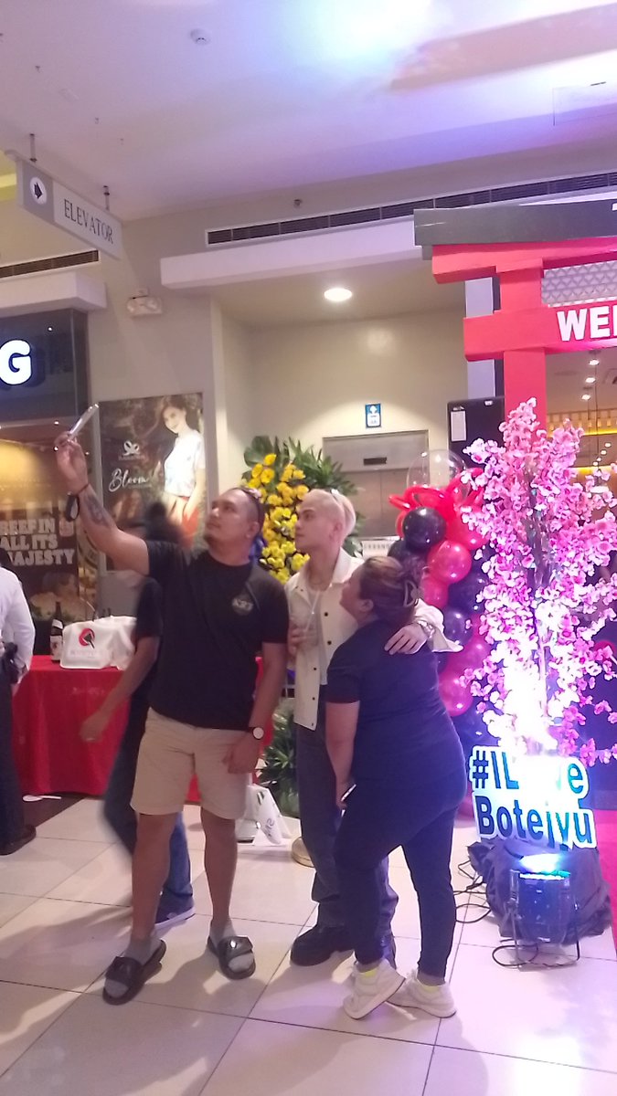 NegrosValliance's tweet photo. [ 02•12•23 ]

@Valfer_0621  at SM Bacolod City for @BotejyuPH soft opening of it's 57th store in the City of Smiles ✨

#Valfer
#Botejyu
@viva_records
@VivaArtists_ https://t.co/w8AiTcyDgK