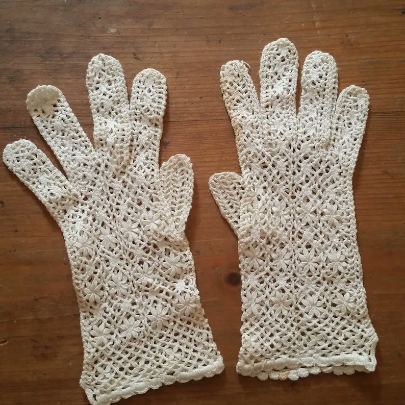 PumpjackP's tweet image. Antique FRENCH LACE GLOVES of Little Bobbin Flowers in Mesh Design - Etsy France buff.ly/3xnVbH0 #pumpjackpiddlewick #wedding #weddinggloves #uniquewedding #antiqueclothing #vintagewedding #oneofakind #lace #lacegloves #weddingfashion #weddinggift #weddinginspiration