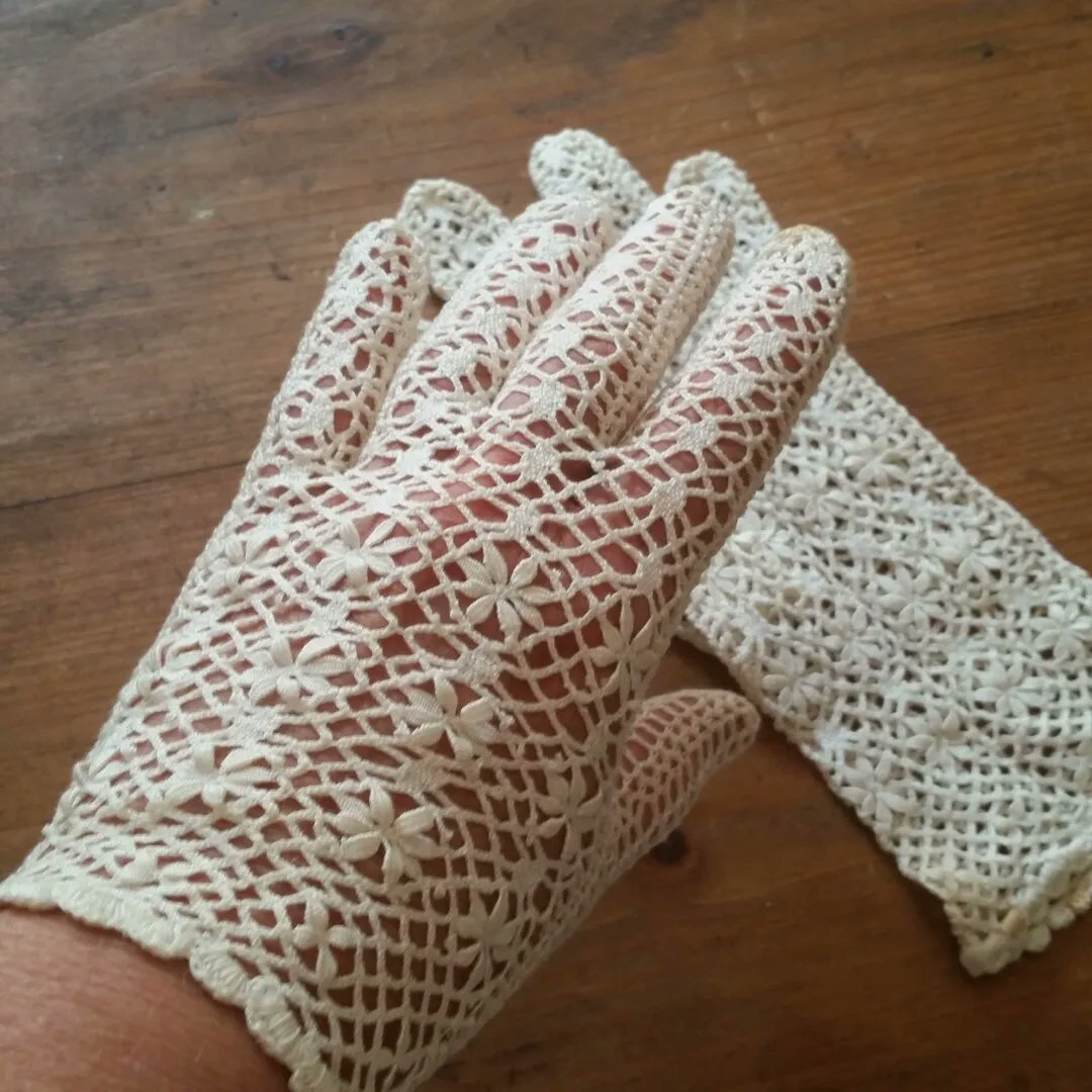 PumpjackP's tweet image. Antique FRENCH LACE GLOVES of Little Bobbin Flowers in Mesh Design - Etsy France buff.ly/3xnVbH0 #pumpjackpiddlewick #wedding #weddinggloves #uniquewedding #antiqueclothing #vintagewedding #oneofakind #lace #lacegloves #weddingfashion #weddinggift #weddinginspiration