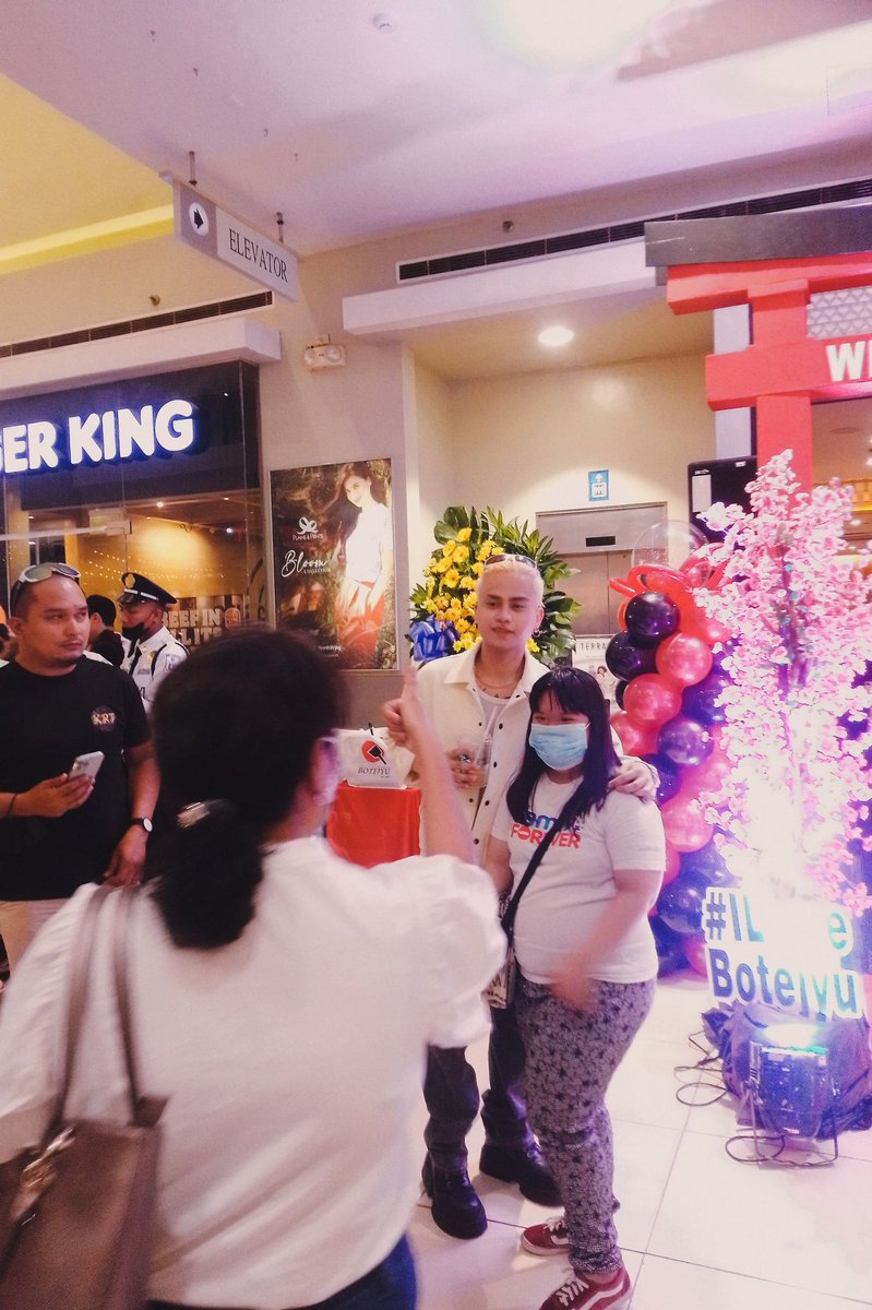 NegrosValliance's tweet photo. [ 02•12•23 ]

@Valfer_0621  at SM Bacolod City for @BotejyuPH soft opening of it's 57th store in the City of Smiles ✨

#Valfer
#Botejyu
@viva_records
@VivaArtists_ https://t.co/Hp6L6Qu09Y