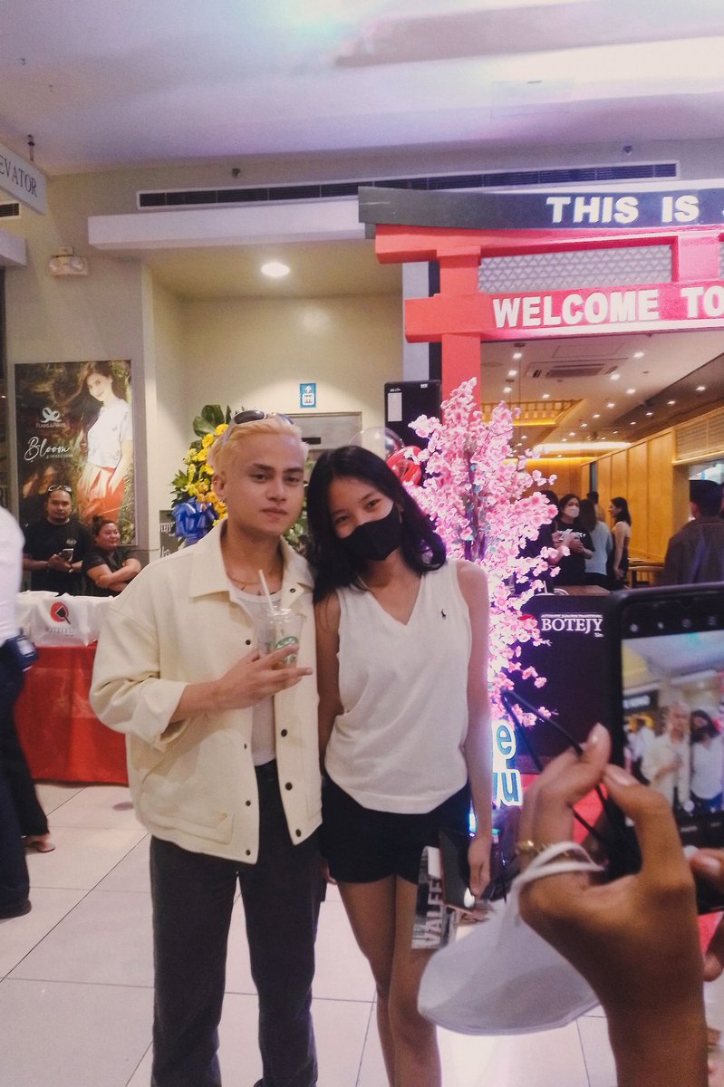 NegrosValliance's tweet photo. [ 02•12•23 ]

@Valfer_0621  at SM Bacolod City for @BotejyuPH soft opening of it's 57th store in the City of Smiles ✨

#Valfer
#Botejyu
@viva_records
@VivaArtists_ https://t.co/Hp6L6Qu09Y