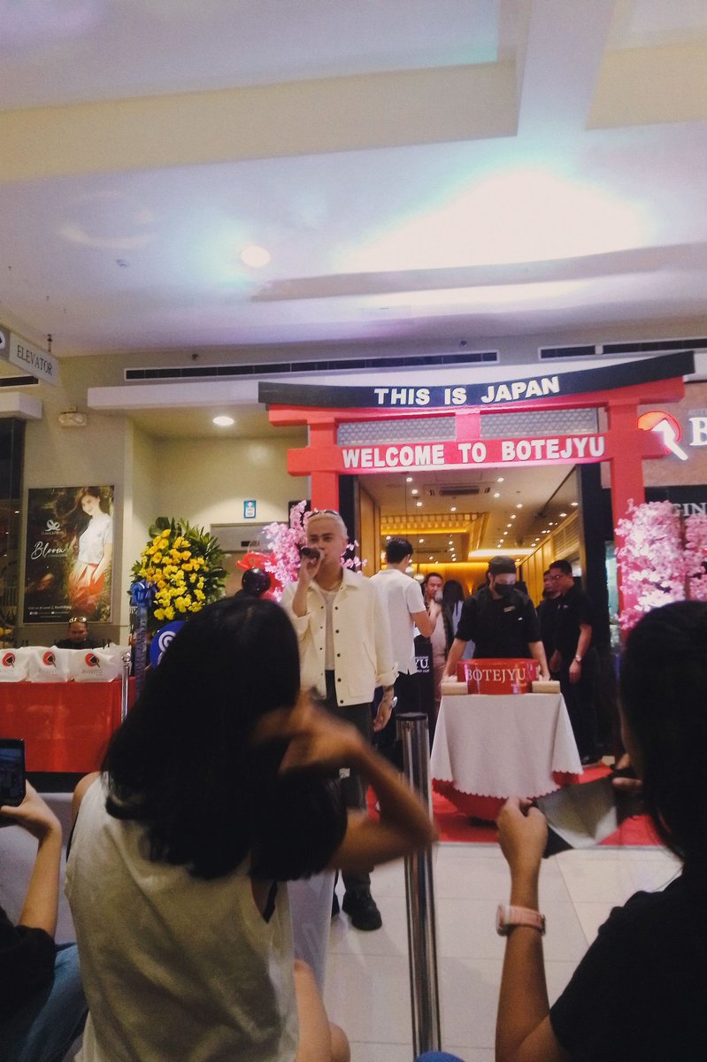 NegrosValliance's tweet photo. [ 02•12•23 ]

@Valfer_0621  at SM Bacolod City for @BotejyuPH soft opening of it's 57th store in the City of Smiles ✨

#Valfer
#Botejyu
@viva_records
@VivaArtists_ https://t.co/IBiChInhNy