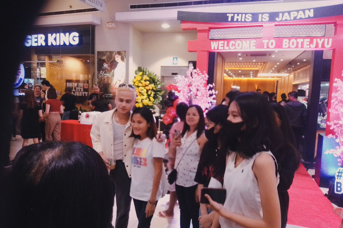 NegrosValliance's tweet photo. [ 02•12•23 ]

@Valfer_0621  at SM Bacolod City for @BotejyuPH soft opening of it's 57th store in the City of Smiles ✨

#Valfer
#Botejyu
@viva_records
@VivaArtists_ https://t.co/IBiChInhNy