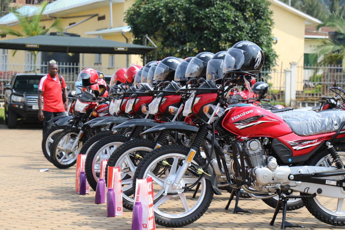 Abanyamabanga Nshingwabikorwa b' utugari bashyikirijwe moto zizajya zibunganira mu kuzuza inshingano zabo zirimo kurushaho kwegera umuturage no kumukemurira ibibazo ku gihe.

Ubuyobozi bw' Akarere bwabunganiye mu kubona uburyo buhoraho bwo kwishyura.