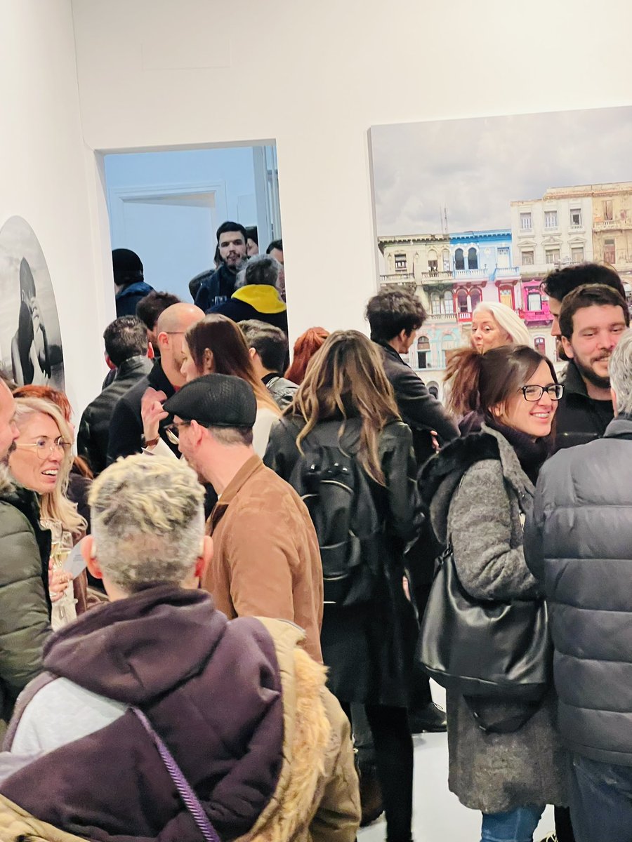 Gracias a todos los que anoche dieron brillo a esta exposición con vuestra presencia. Gracias a todas esa manos que ayudaron a construir esta noche tan especial. Gracias @plusartis por brindarnos un espacio cargado de energía y magia. ♥️