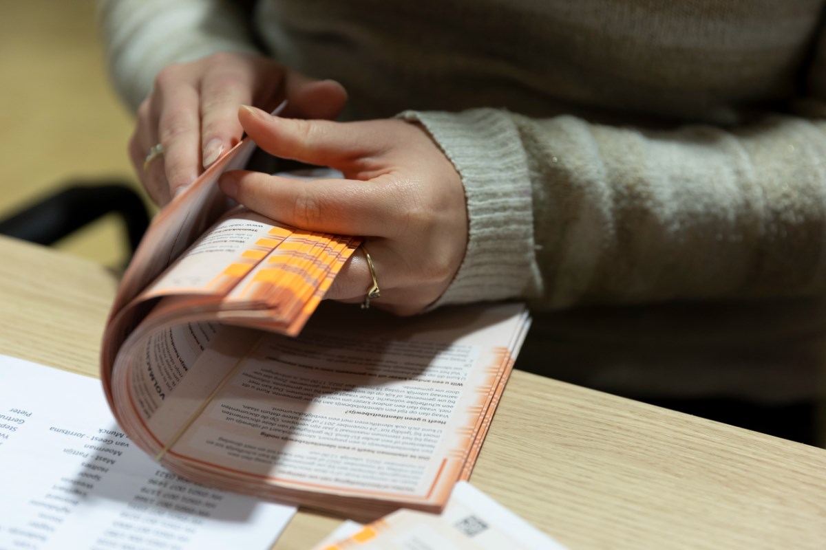 StichtseVecht's tweet image. De #stempassen worden komende dagen bezorgd. 🗳️📬

Benieuwd waarom je 1 of 2 stempassen hebt gekregen?
↪️ Ga dan naar 'Wie mag stemmen en hoe werkt het': stichtsevecht.nl/onderwerp/6844…

#ElkeStemTeltInStichtseVecht #verkiezingen