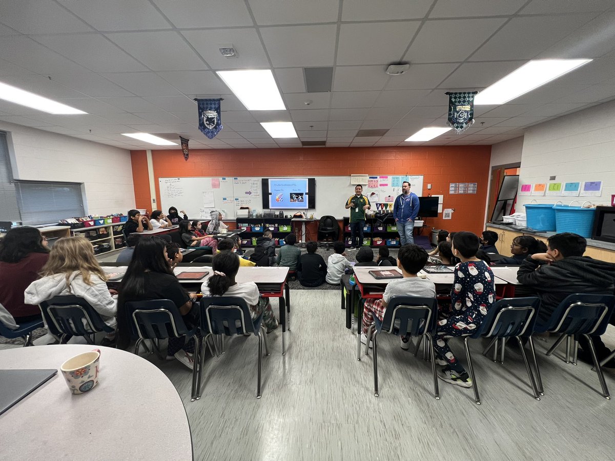 AbingdonCares's tweet photo. We are so lucky to have our middle school counselors in the building today to teach us more about 6th grade! ❤️🎉 @AbingdonGIFT @GMS_Counselors @JeffersonIBMYP @APSKenmore https://t.co/jC6gerkLGF