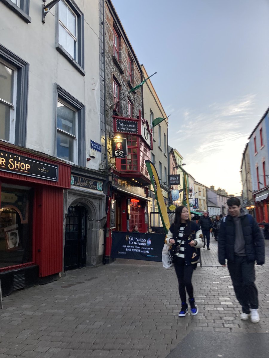 annabelkusnitz's tweet photo. GUYS Ireland is so cool 🇮🇪 https://t.co/AGyG2BalL4