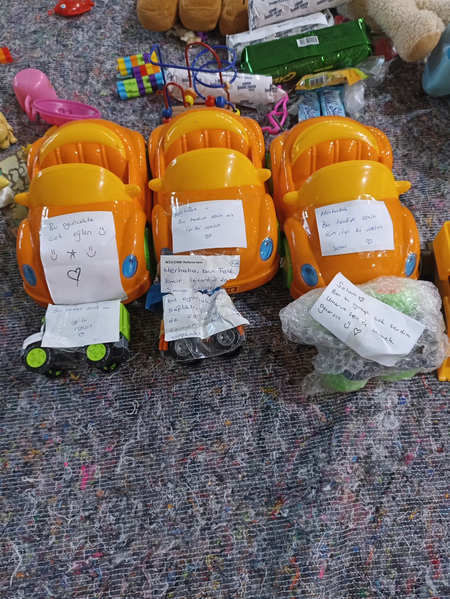 Güzel ülkemin çocuklarına selam olsun . Adıyaman deprem bölgesinden  yardım kamyonları dan çıkan oyuncaklar ve yürekleri kocaman olan bebelerin notları . #Adiyaman #depremzede