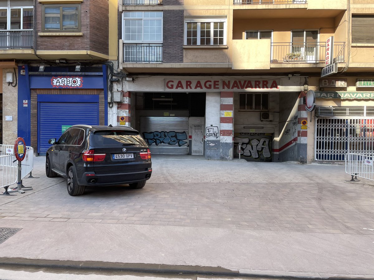 cremoncano's tweet photo. @policiazaragoza @buszaragoza Pues los coches que utilizan la acera y badén como aparcamiento particular tienen un problema. https://t.co/fB6P16YhKQ
