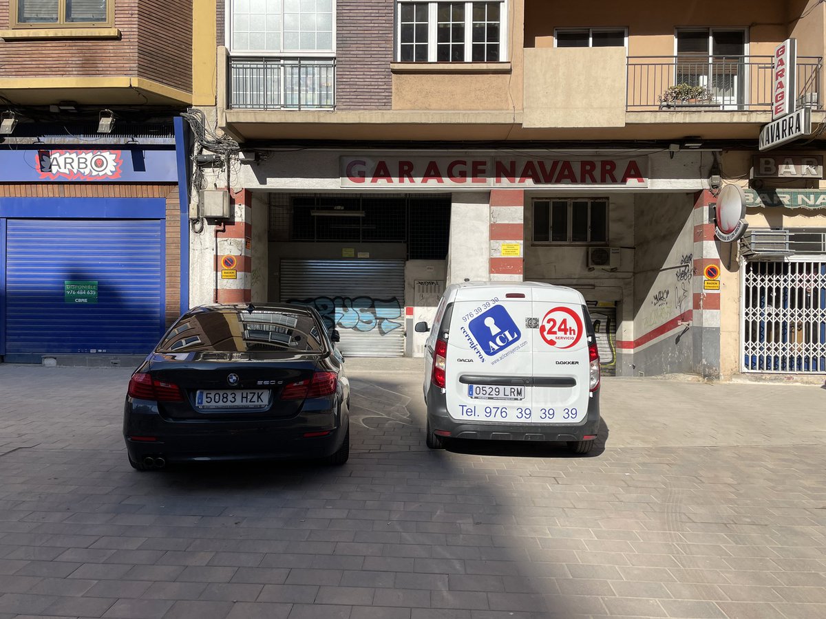 cremoncano's tweet photo. @policiazaragoza @buszaragoza Pues los coches que utilizan la acera y badén como aparcamiento particular tienen un problema. https://t.co/fB6P16YhKQ