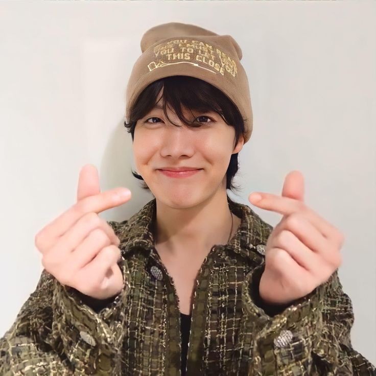 Jjiminiecute's tweet photo. provando que jung hoseok é tão pequeno que cabe na palma da mão! - a thread 🐿️⁠♡ https://t.co/SAy6DOQNeF