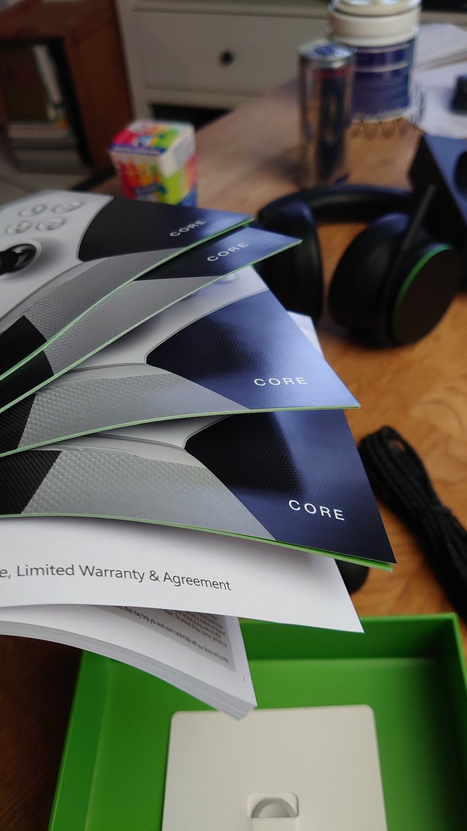 tobyniceinnoize's tweet photo. Das geht aber besser @MicrosoftDE/@Microsoft

Das Kabel ist def wichtig, wobei das Tool zum einstellen des Widerstands der Sticks würde im +Paket reichen meines Erachtens.
Aber die Unmenge an Beschreibung geht alles im Download mittlerweile. #thinkaboutit #lesspaper https://t.co/AZMjF4EC6B