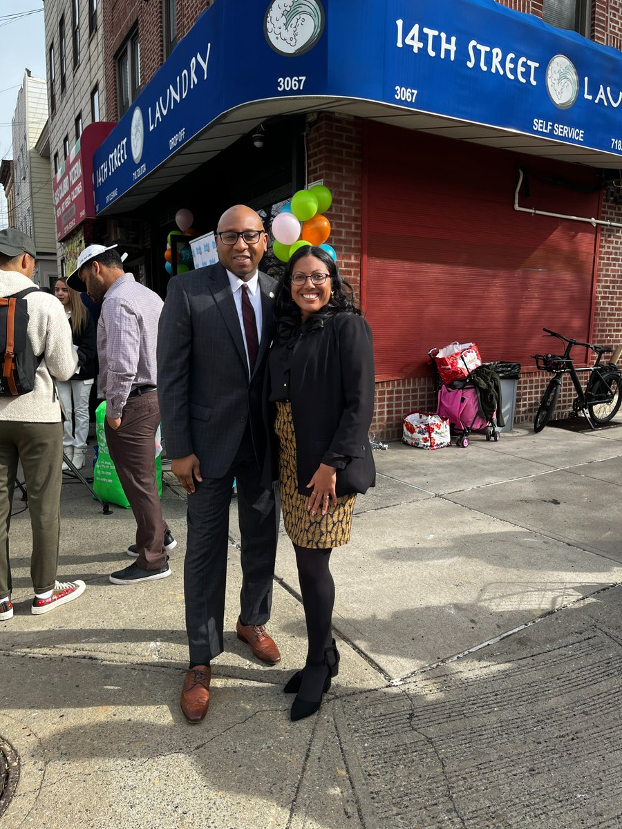 Zone126Queens's tweet photo. Thank you to @hydroquebec and @CHPExpress for supporting Zone 126 and the students/families at #PS171 with the launch of our Laundromat Project to combat chronic absenteeism in the Zone! https://t.co/X3TF29qupD