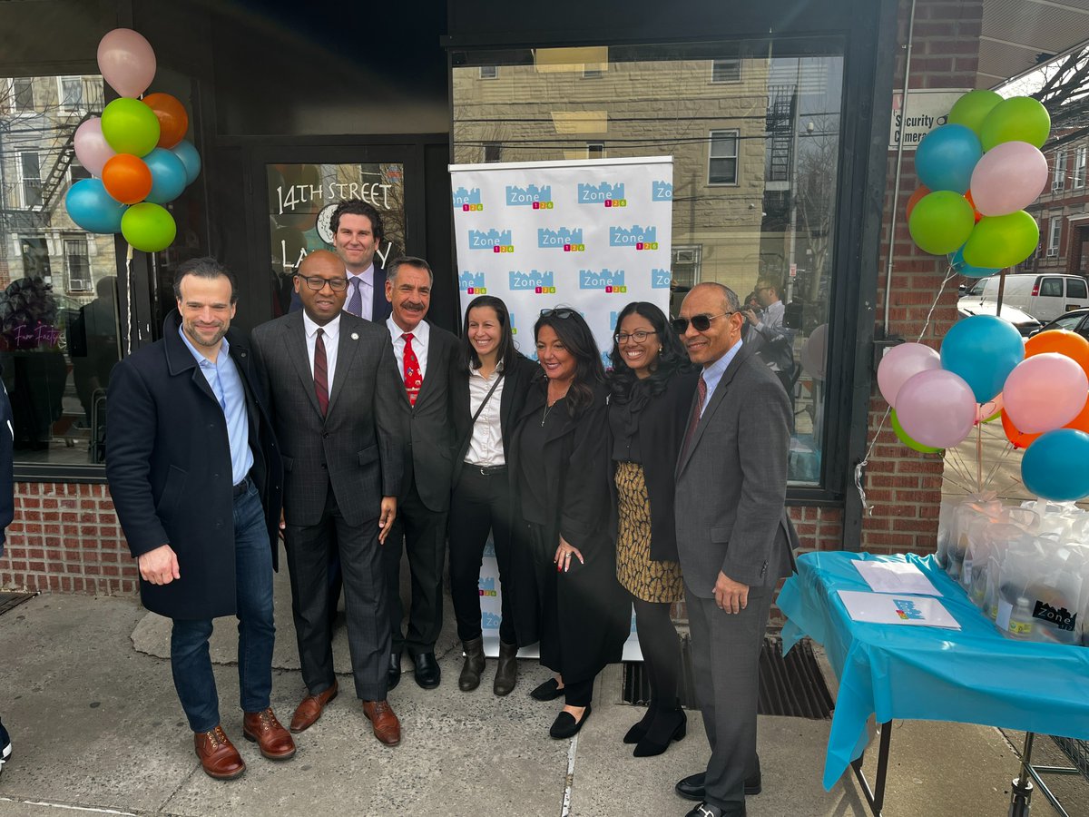 Zone126Queens's tweet photo. Thank you to @hydroquebec and @CHPExpress for supporting Zone 126 and the students/families at #PS171 with the launch of our Laundromat Project to combat chronic absenteeism in the Zone! https://t.co/X3TF29qupD