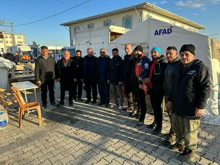 RusenTellioglu's tweet photo. Yaralarımızı hep beraber saracağız.

Ak Parti Şırnak Milletvekilimiz Sn.Rizgin Birlik, Başverimli Belediye Başkanı Sn.Medeni Tatar ve beraberimizdeki heyet ile birlikte Nurdağı'nda kurulan çadır kenti ziyaret ettik. Acımız tarifsiz, kaybımız büyük. 

#DevletMilletElele https://t.co/i9b6rznlqA