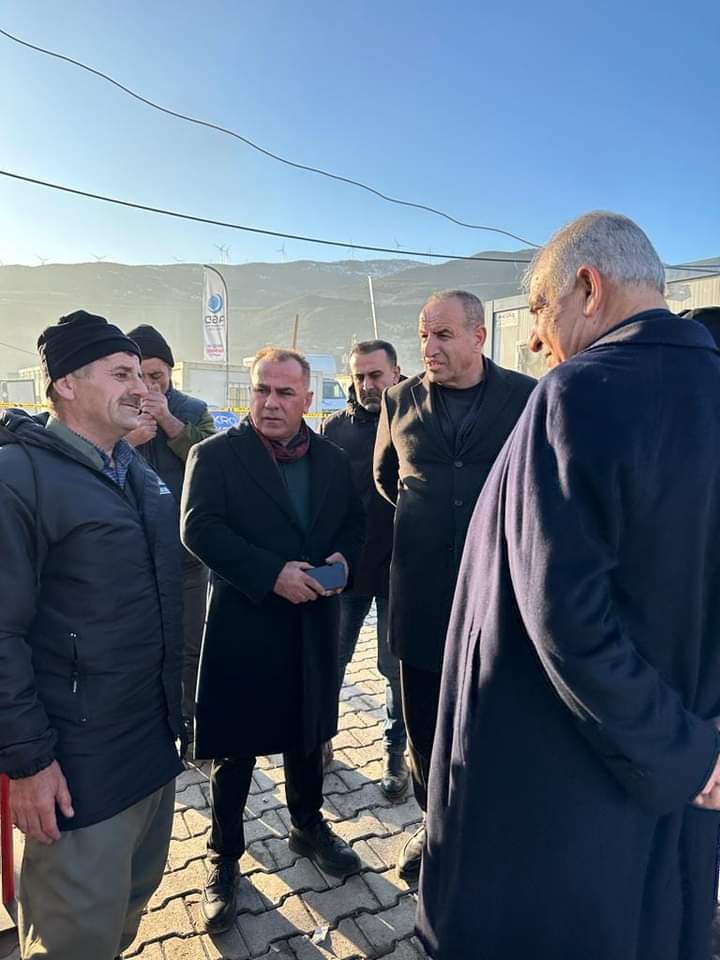 RusenTellioglu's tweet photo. Yaralarımızı hep beraber saracağız.

Ak Parti Şırnak Milletvekilimiz Sn.Rizgin Birlik, Başverimli Belediye Başkanı Sn.Medeni Tatar ve beraberimizdeki heyet ile birlikte Nurdağı'nda kurulan çadır kenti ziyaret ettik. Acımız tarifsiz, kaybımız büyük. 

#DevletMilletElele https://t.co/i9b6rznlqA