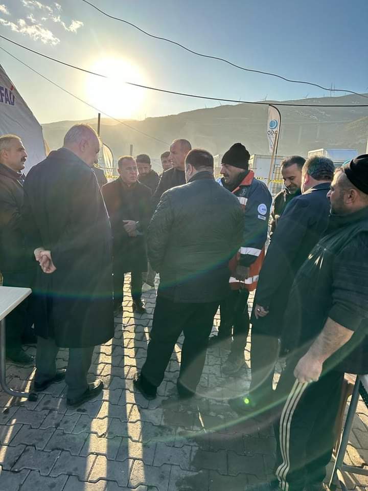 RusenTellioglu's tweet photo. Yaralarımızı hep beraber saracağız.

Ak Parti Şırnak Milletvekilimiz Sn.Rizgin Birlik, Başverimli Belediye Başkanı Sn.Medeni Tatar ve beraberimizdeki heyet ile birlikte Nurdağı'nda kurulan çadır kenti ziyaret ettik. Acımız tarifsiz, kaybımız büyük. 

#DevletMilletElele https://t.co/i9b6rznlqA