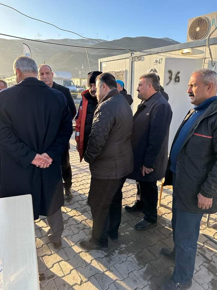 Yaralarımızı hep beraber saracağız.

Ak Parti Şırnak Milletvekilimiz Sn.Rizgin Birlik, Başverimli Belediye Başkanı Sn.Medeni Tatar ve beraberimizdeki heyet ile birlikte Nurdağı'nda kurulan çadır kenti ziyaret ettik. Acımız tarifsiz, kaybımız büyük. 

#DevletMilletElele