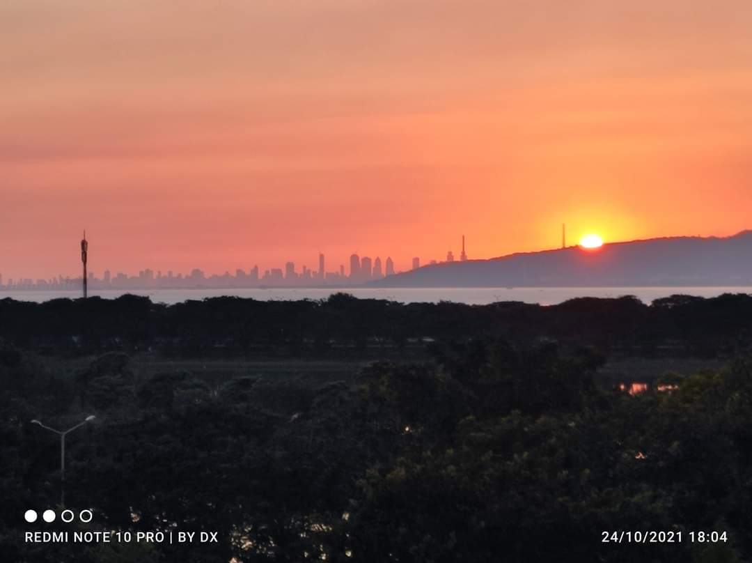 LionHeart_Akash's tweet photo. Then                 ->                  Now

#Mumbai #pollution #MumbaiWeather 
#dustpollution #India #CleanAir #environnement #bombay #polluted #lallantop #mumbailocal https://t.co/rvuZduRWuK