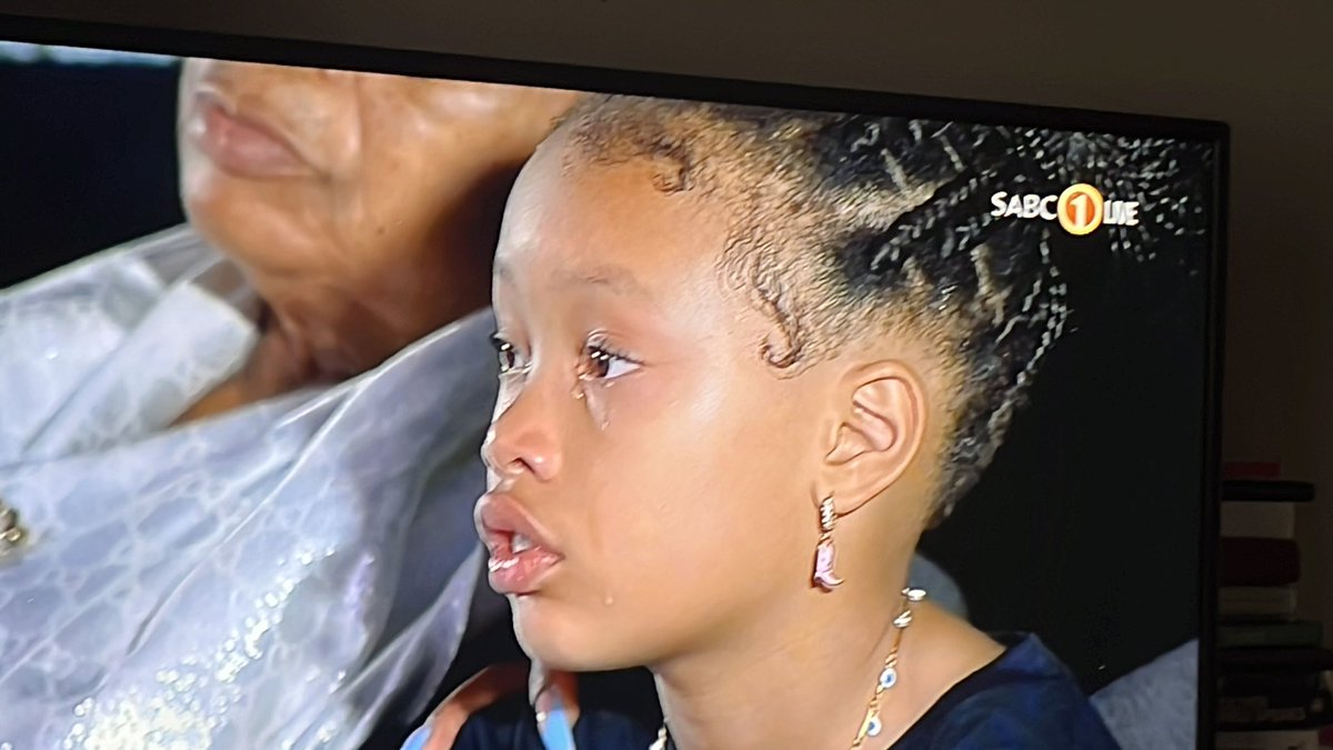 Lush_Beauty1's tweet photo. May God comfort this princess 😭😭💔Kairo #AKAMemorialservice https://t.co/psOTvw4cAQ