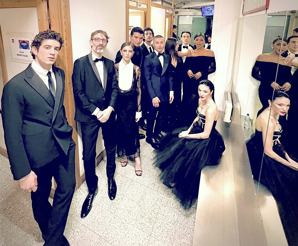stelentinimusic's tweet photo. Qualche esperienza inconsueta sulle scale dell’Ariston: una meravigliosa locandina di fine anni settanta, un urlo liberatorio del Prima e Dopo l’arrivo della partitura e un cast in attesa… https://t.co/AY88vNepLT