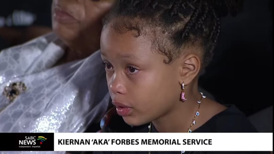 Lee_Raa_Tuu's tweet photo. 💔💔💔💔 The saddest moment a mother can ever go through, having to be strong for her little Princess. Strength to you Princess Kairo, 👸 Strength to you Queen Zinhle, 

#AKAMemorial #RIPKiernan #RIPAKA 
#akamemorialservice https://t.co/5Cxq1RlIO7