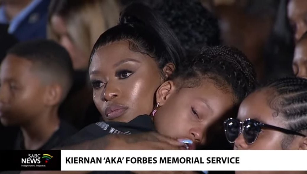 Lee_Raa_Tuu's tweet photo. 💔💔💔💔 The saddest moment a mother can ever go through, having to be strong for her little Princess. Strength to you Princess Kairo, 👸 Strength to you Queen Zinhle, 

#AKAMemorial #RIPKiernan #RIPAKA 
#akamemorialservice https://t.co/5Cxq1RlIO7