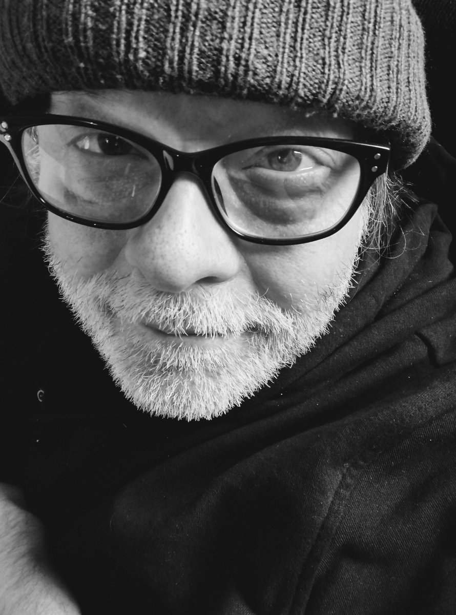 StleKvale's tweet photo. Lat sofaselfie fra Mørkemannen i dag. Blir en lang helg, men håper dere får slått dere løs på mine vegne ☺️🖤
#sofaselfie #selfiefredag #fredagsselfie https://t.co/TTCQ6skQP6